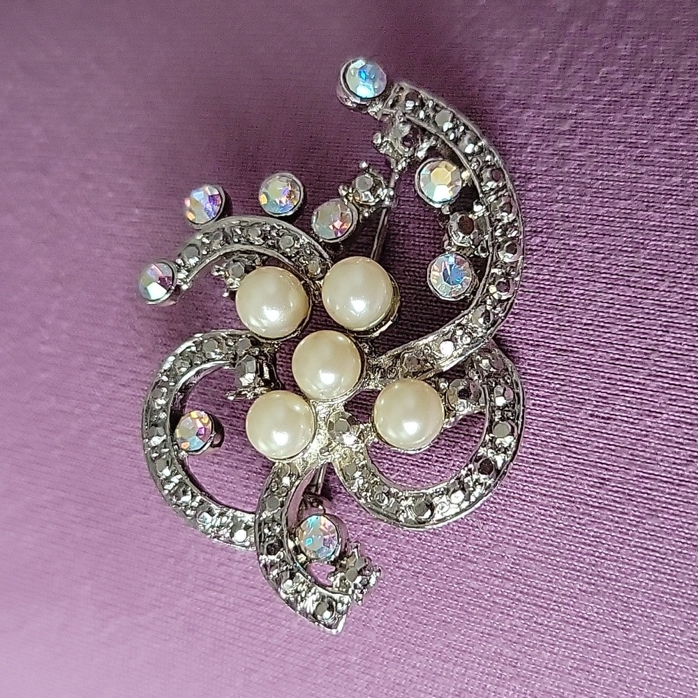 Vintage pearl brooch